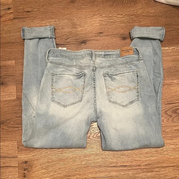 Abercrombie & Fitch Light Blue ankle jeans. - Picture 2 of 4